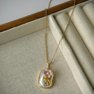 Old Elegance Vintage Necklace