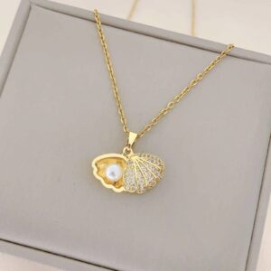Sea Shell Necklace with a pearl